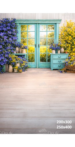 Tło fotograficzne „Turkusowe drzwi wśród niebiesko-żółtych kwiatów” | E836